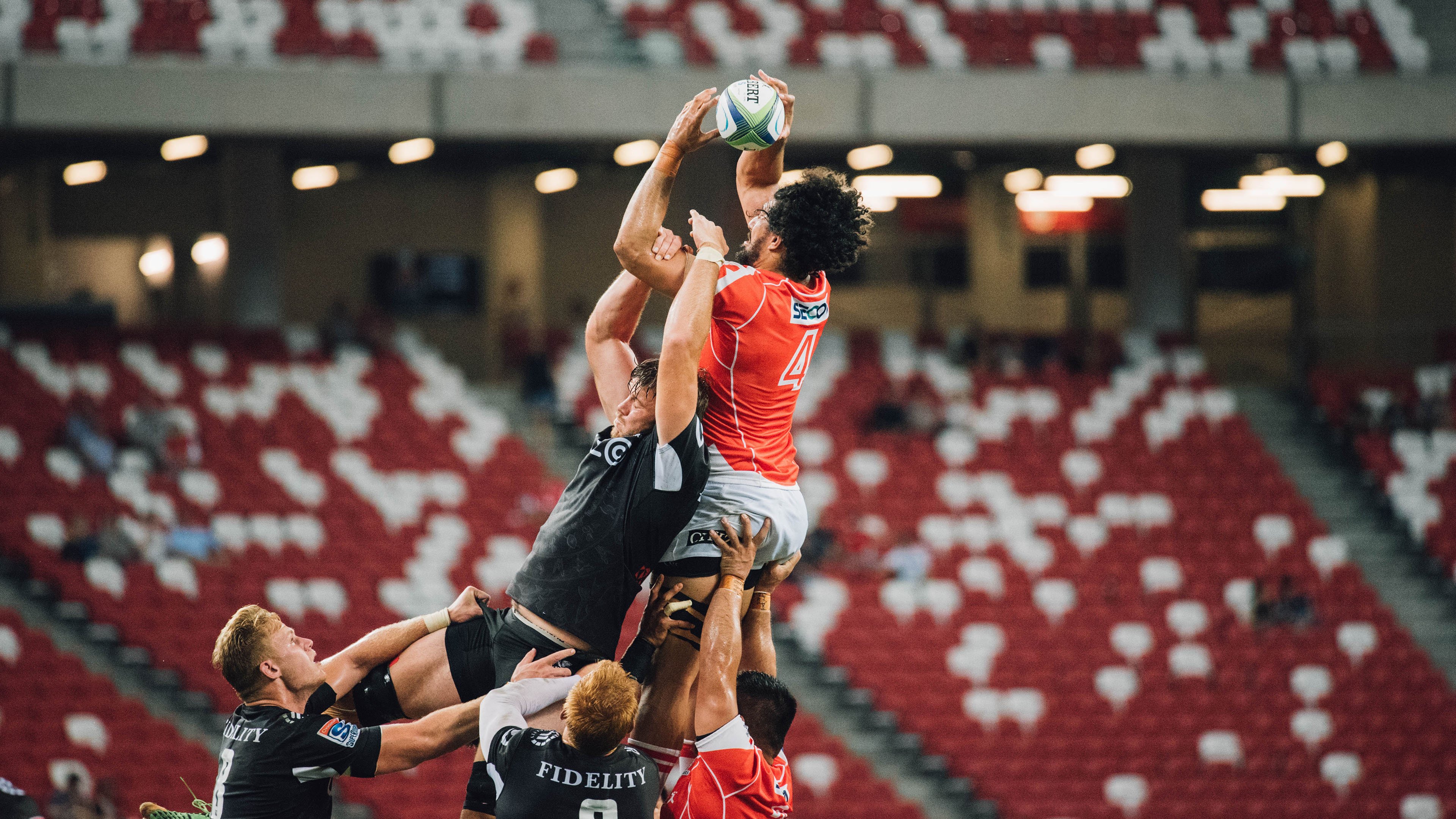 网球跨年龄混双赛 青少年与中年搭档互补取胜